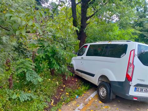 S­a­m­s­u­n­­d­a­ ­m­i­n­i­b­ü­s­ ­a­ğ­a­c­a­ ­ç­a­r­p­t­ı­